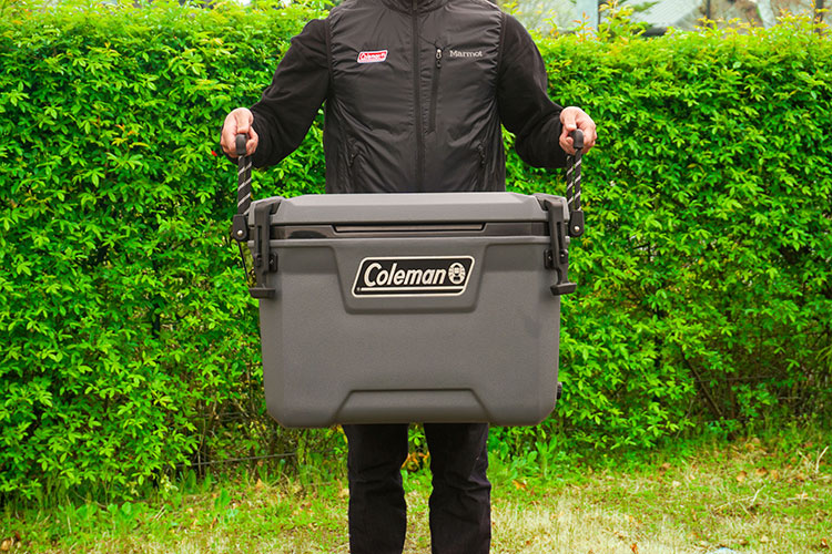 両側に握りやすいロープストラップ