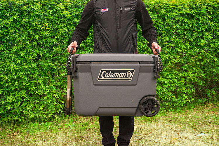 ホイール付きで65QTの大型クーラーが1人でも持ち運べる