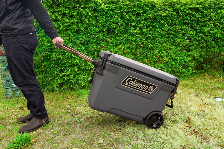 ホイール付きで65QTの大型クーラーが1人でも持ち運べる