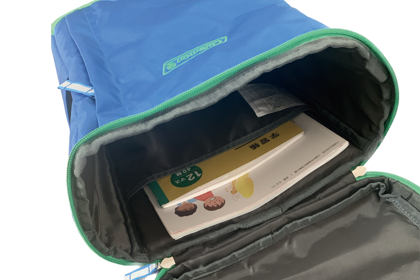 A4収納可能ポケット