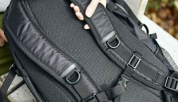 背面パネルとショルダーベルトにはメッシュ素材を使用クッション性もある為、肩の負担を軽減