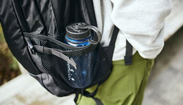 両サイドに500mlペットボトル収納可能