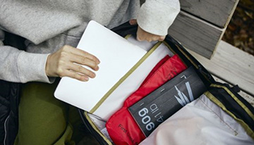 便利なタブレット収納付き