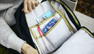 小物整理に便利な機能的ポケットキーフック×1 ペンホルダー×2 オープンポケット×2