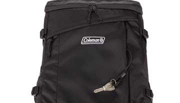 縦型フロントポケットにはエラスティックコード装備鍵やパスケースなどの取り付けが可能