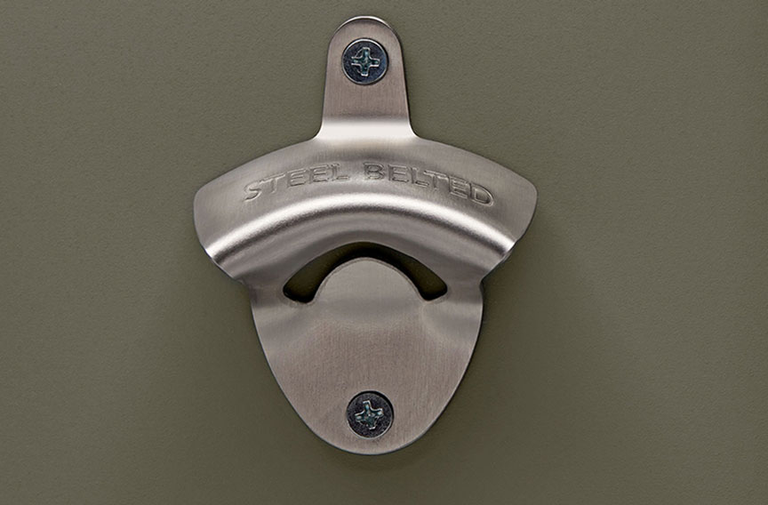 ボトルオープナー付きで片手で栓抜きが可能