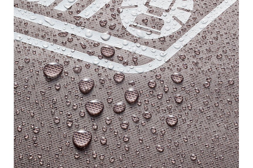 耐水圧25,000mmで水濡れに強いTPE加工の表生地