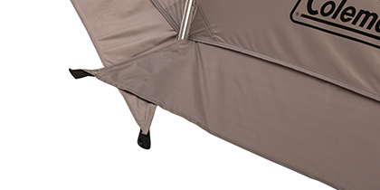 すきま風や虫の進入をシャットアウトするフルスカートを装備