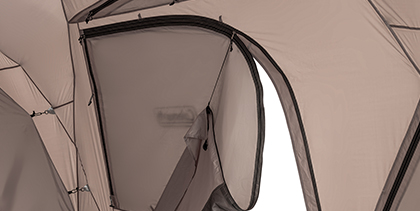 スムーズな出入りをかなえる Dドア